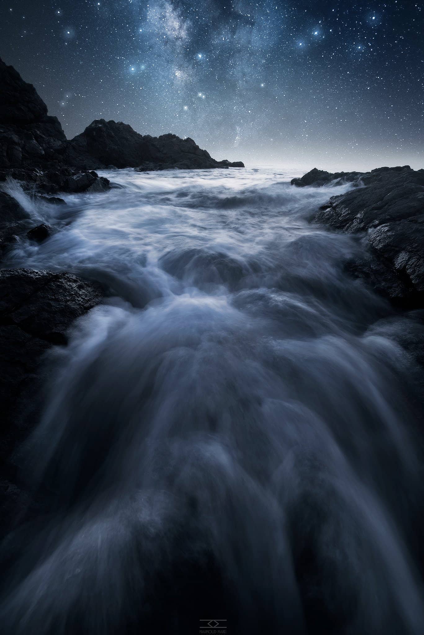 Long exposure of a river under a starry sky